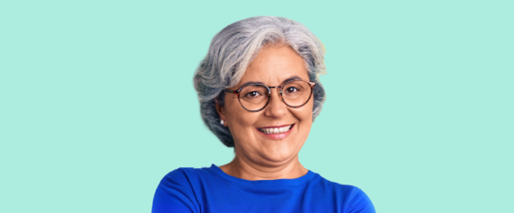 Mujer de más de 50 años de edad sonriendo sobre un fondo amarillo