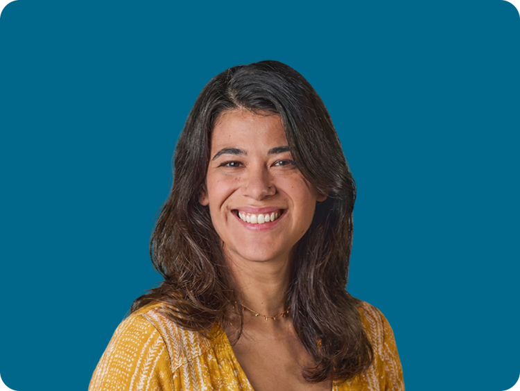 Mujer adulta sonriendo sobre un fondo azul