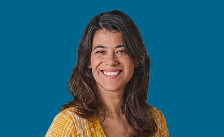 Mujer adulta sonriendo sobre un fondo azul