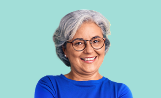 Mujer de más de 50 años de edad sonriendo sobre un fondo amarillo