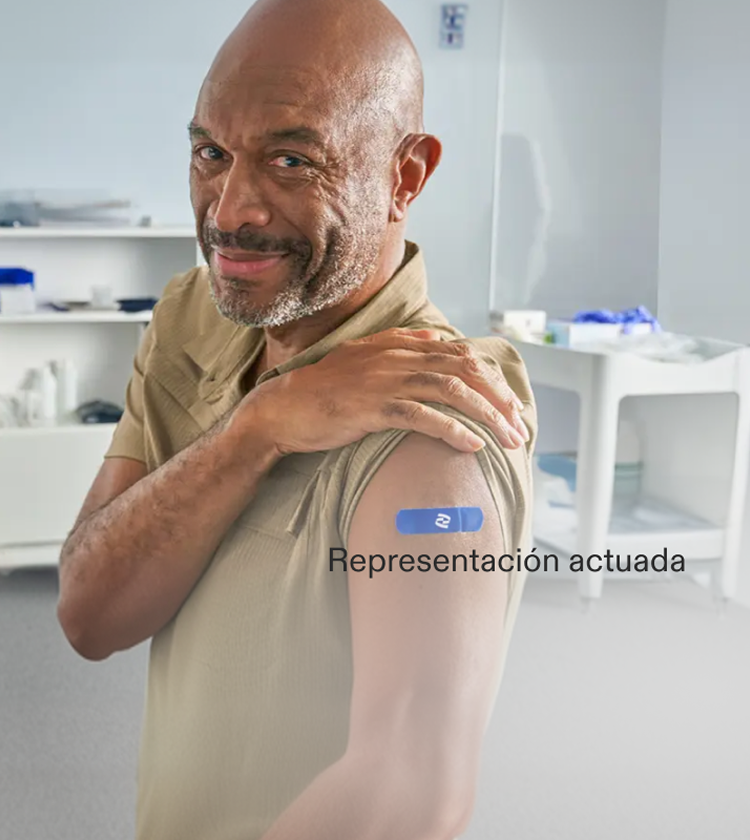 Representación actuada de un hombre adulto con la manga arremangada y una curita de Pfizer en el brazo