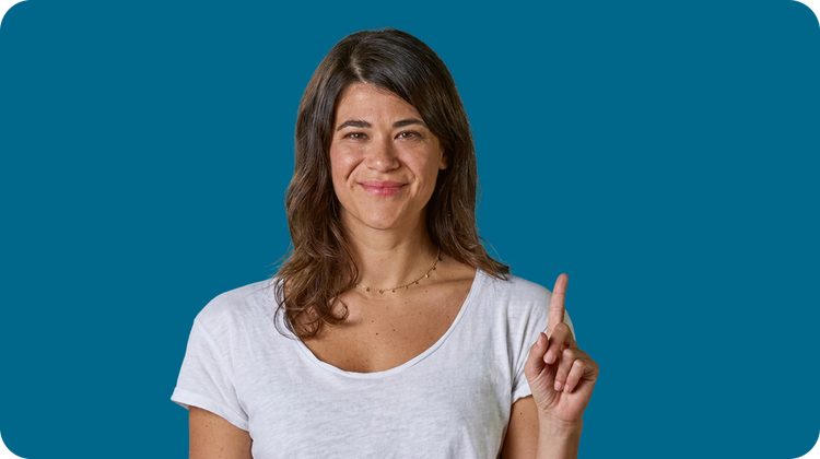 Mujer adulta de al menos 19 años de edad sonriendo y levantando un dedo