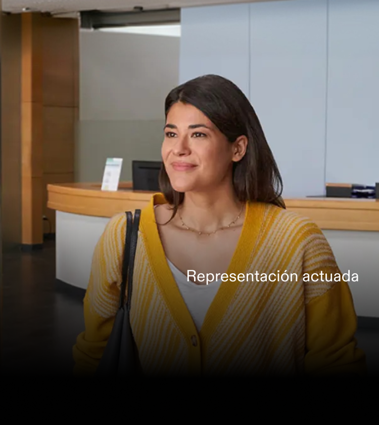 Representación actuada de una mujer adulta saliendo de un consultorio médico