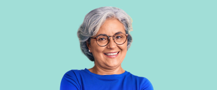 Mujer de más de 50 años de edad sonriendo sobre un fondo amarillo